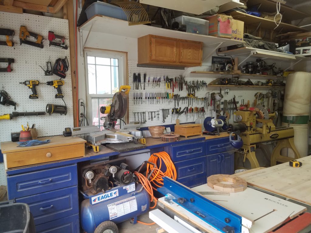 picture of the woodshop before it was rearraigned to improve dust collection.
